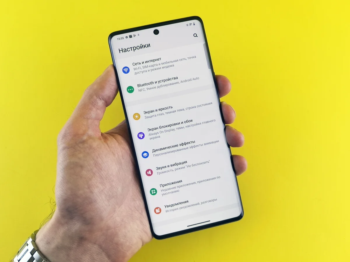 Smartphone affichant un écran de menu de paramètres utilisé pour vérifier les détails d'une application installée