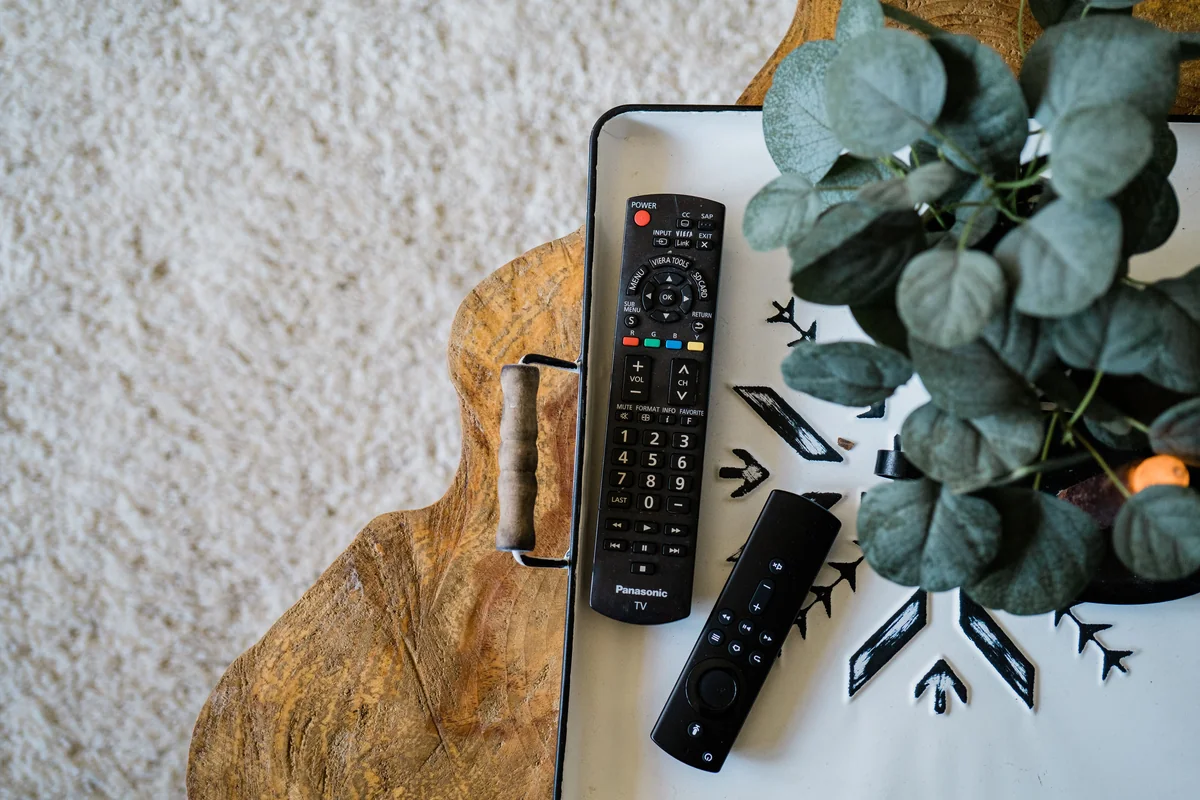 ТВ-приставка Android TV и пульт на медиатумбе