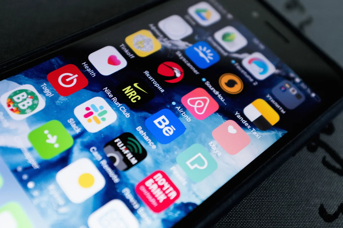 Bir uygulama mağazasında benzer isimli mobil uygulama simgeleri ızgarası gösteren akıllı telefon ekranı
