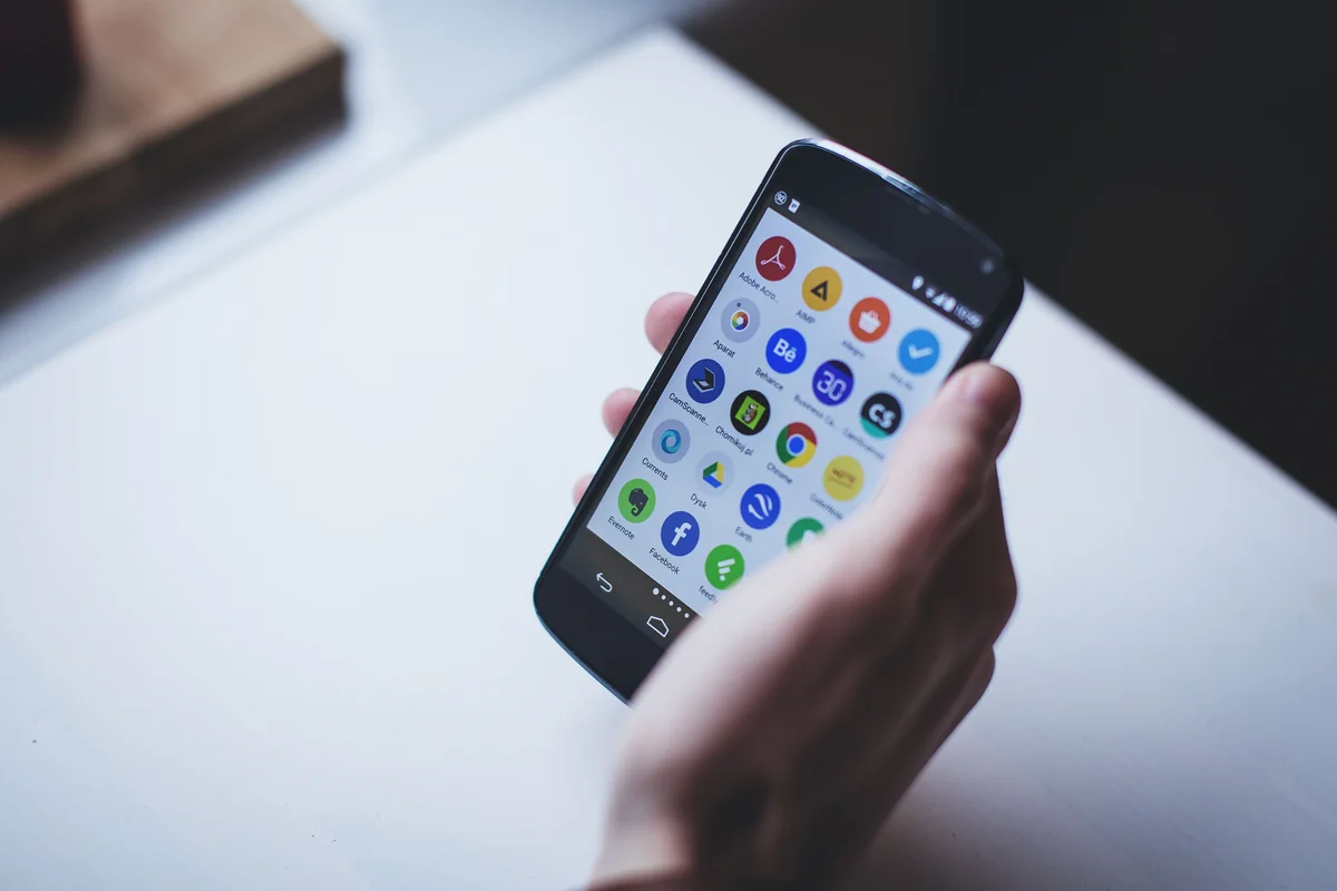 Personne tenant un smartphone Android avec une application de streaming ouverte