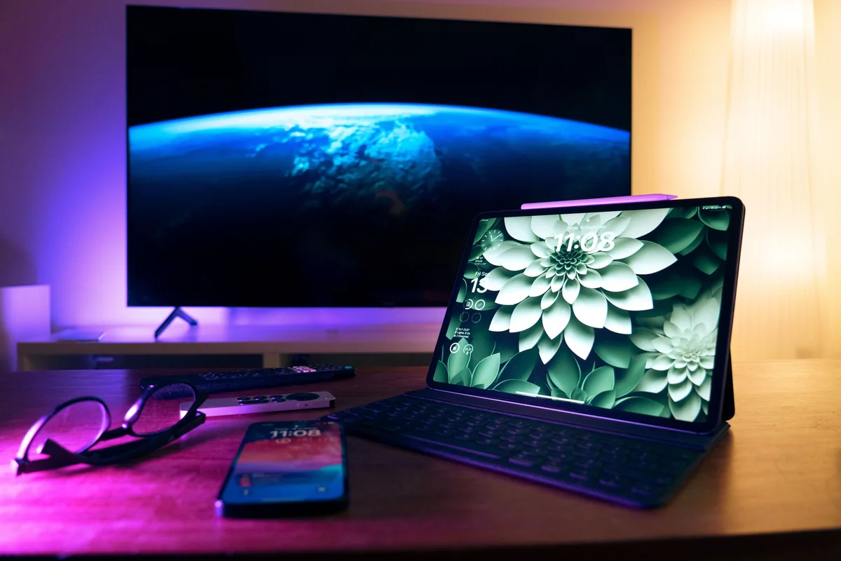 Reproductor de streaming instalado junto a un televisor para el entretenimiento del hogar