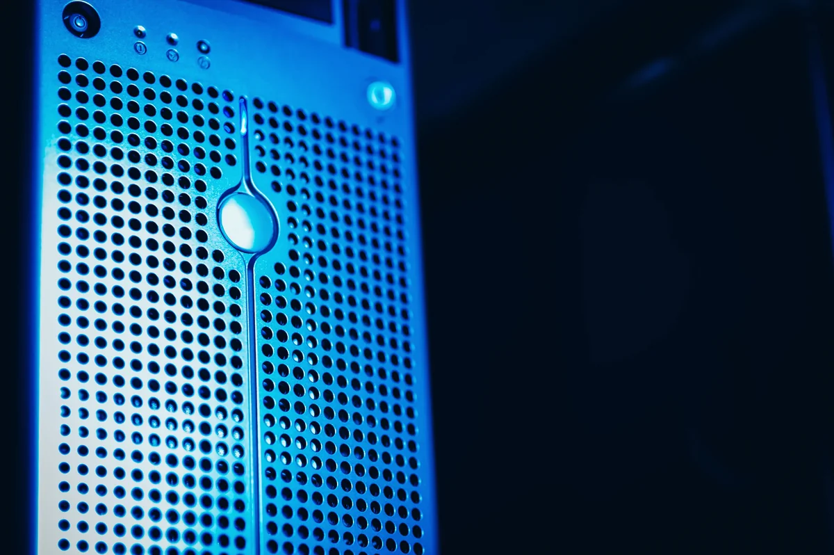 Dunkler Serverraum, stellvertretend für Open-Source-Infrastruktur und Linux-Systeme