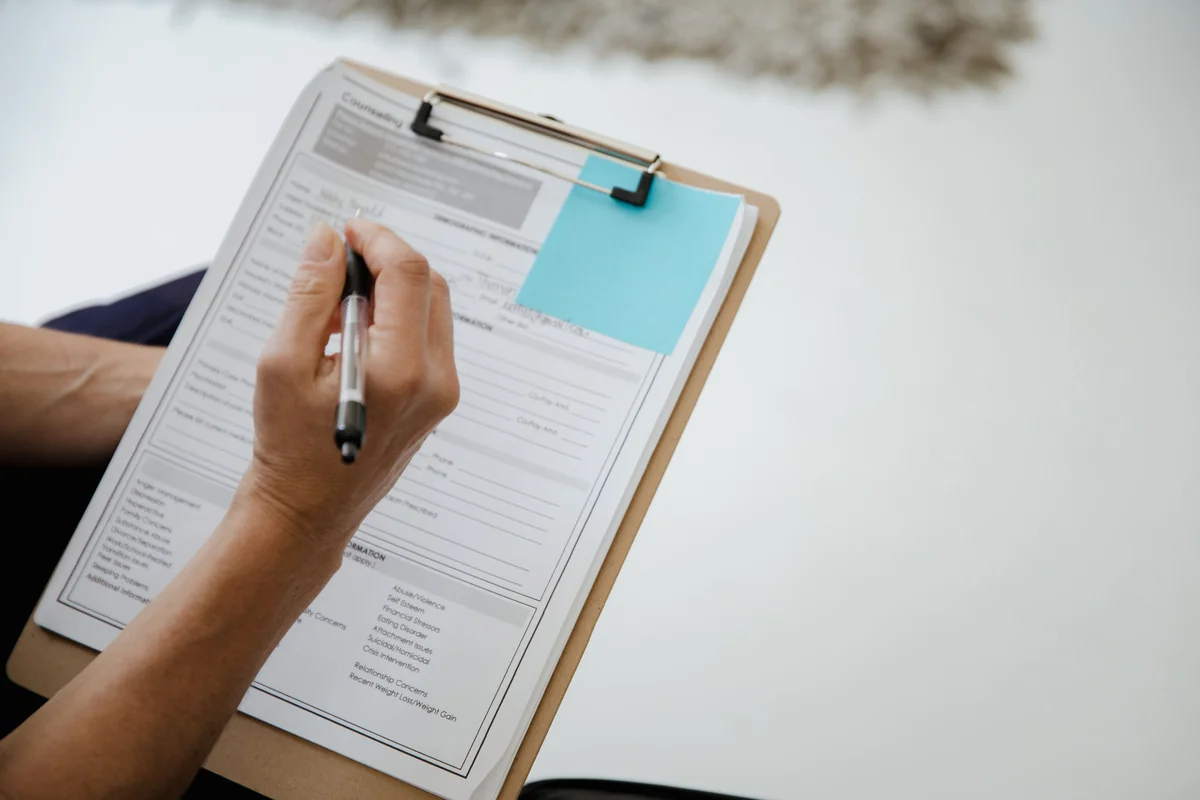 Nahaufnahme einer Einrichtungs-Checkliste mit mehreren auszufüllenden Feldern