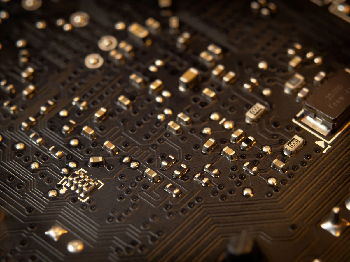 Nahaufnahme einer Computer-Platine, stellvertretend für Open-Source-Hardware und -Software