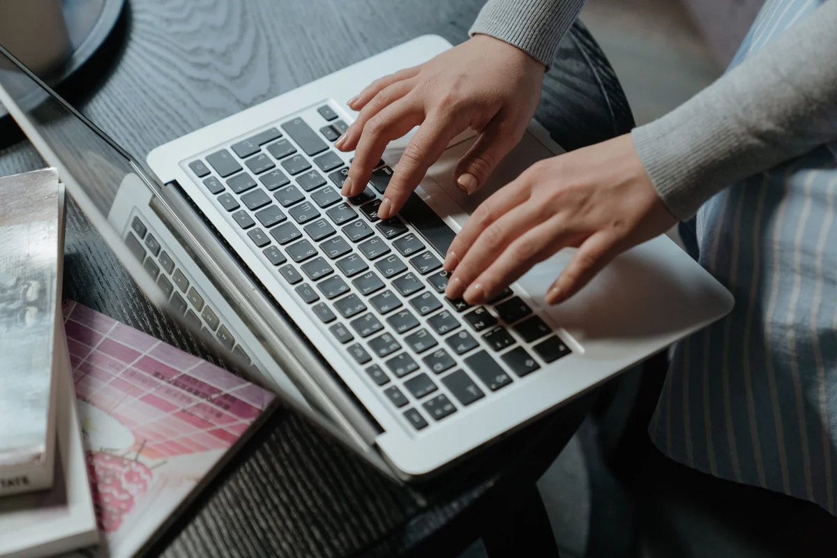 Hände tippen eine Serveradresse in ein Geräte-Konfigurationsformular