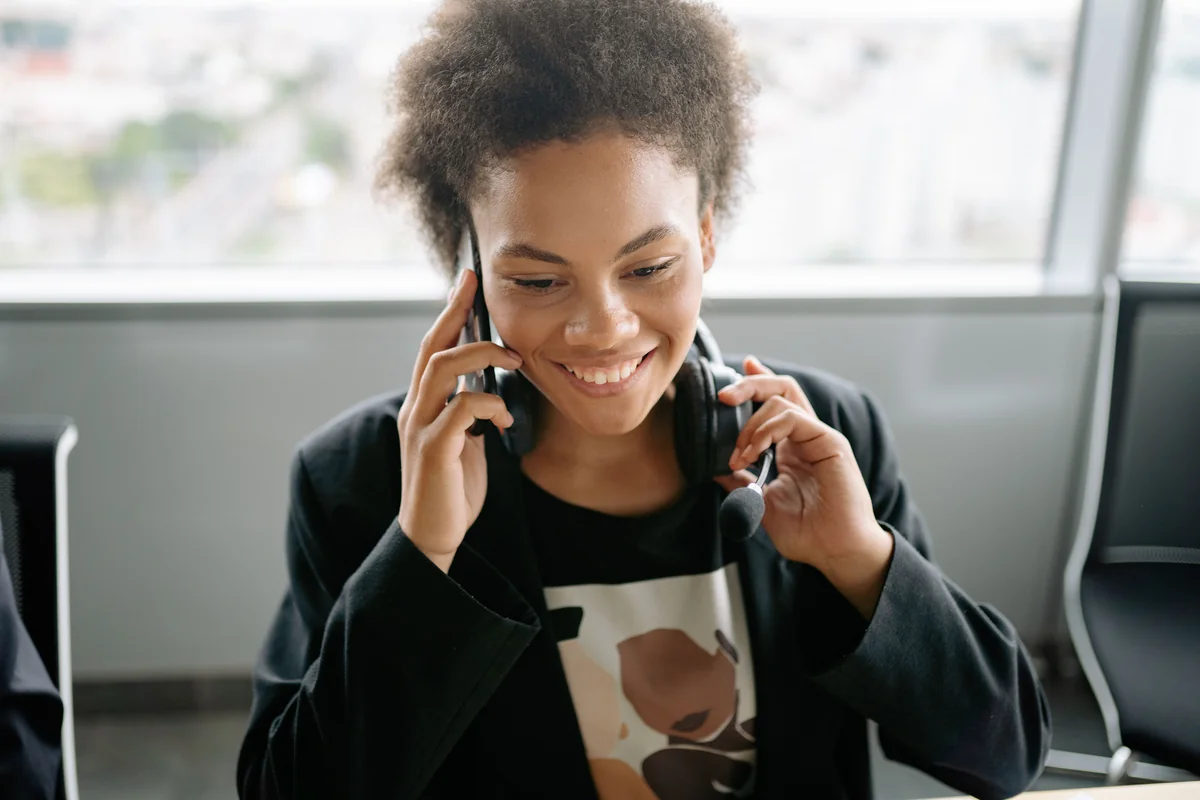 Personne au téléphone contactant un fournisseur pour une assistance de compte