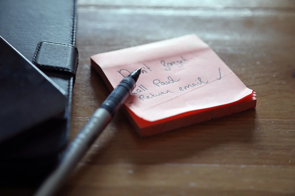 Checklist numérotée sur un bloc-notes représentant un arbre de décision de dépannage ordonné