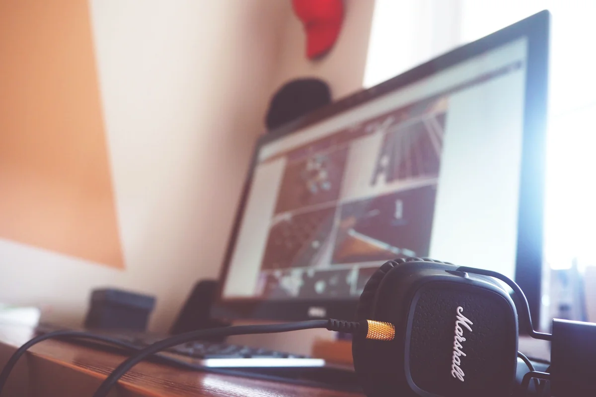 Desktop-Computer an einem Heimarbeitsplatz eingerichtet, der dritte Bildschirm in einem Mehrgeräte-Haushalt