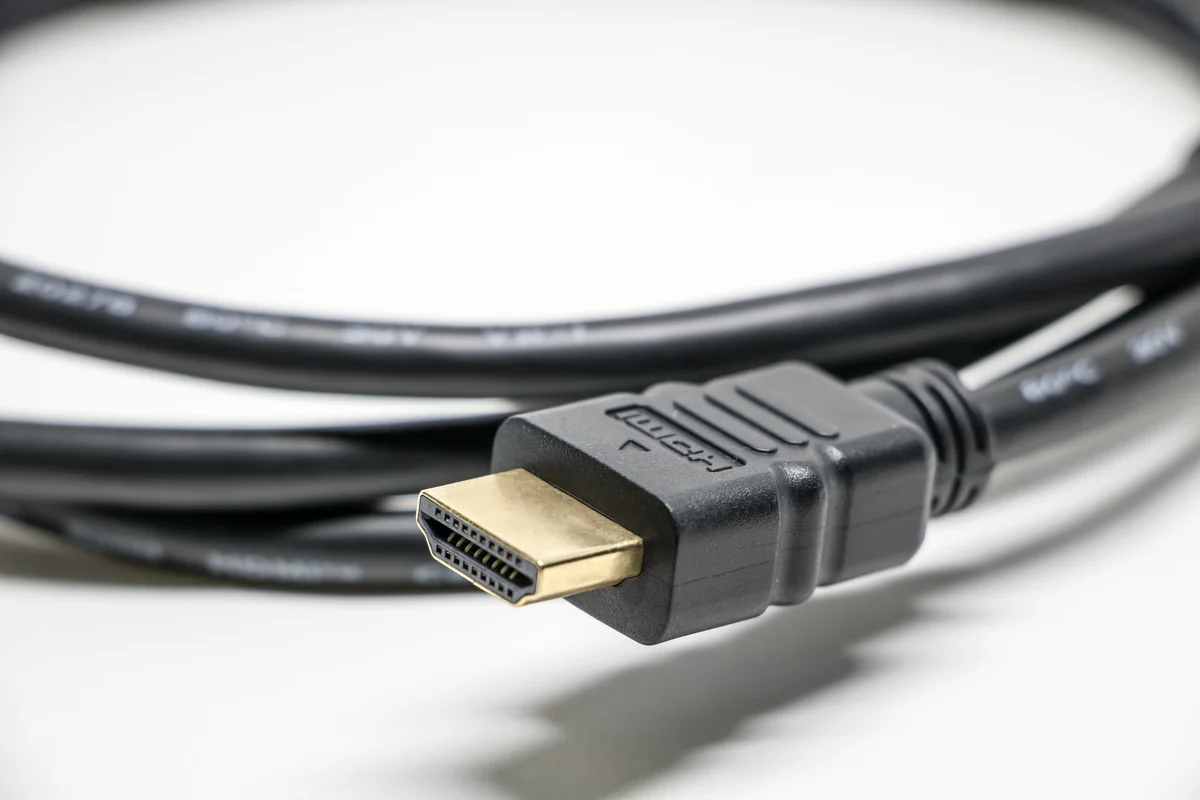 Kleines Streaming-Gerät, das an den HDMI-Anschluss eines Fernsehers angeschlossen ist