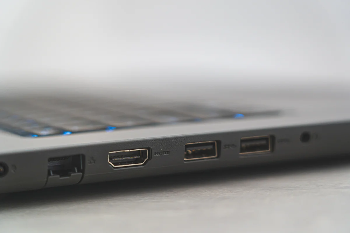 Primer plano de un puerto HDMI en el lateral de un ordenador portátil