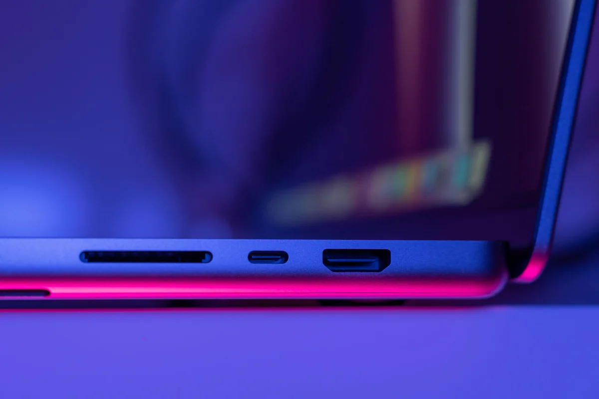 Zbliżenie na port HDMI laptopa, symbolizujące rodzaj połączenia używanego przez zewnętrzne urządzenie streamingowe