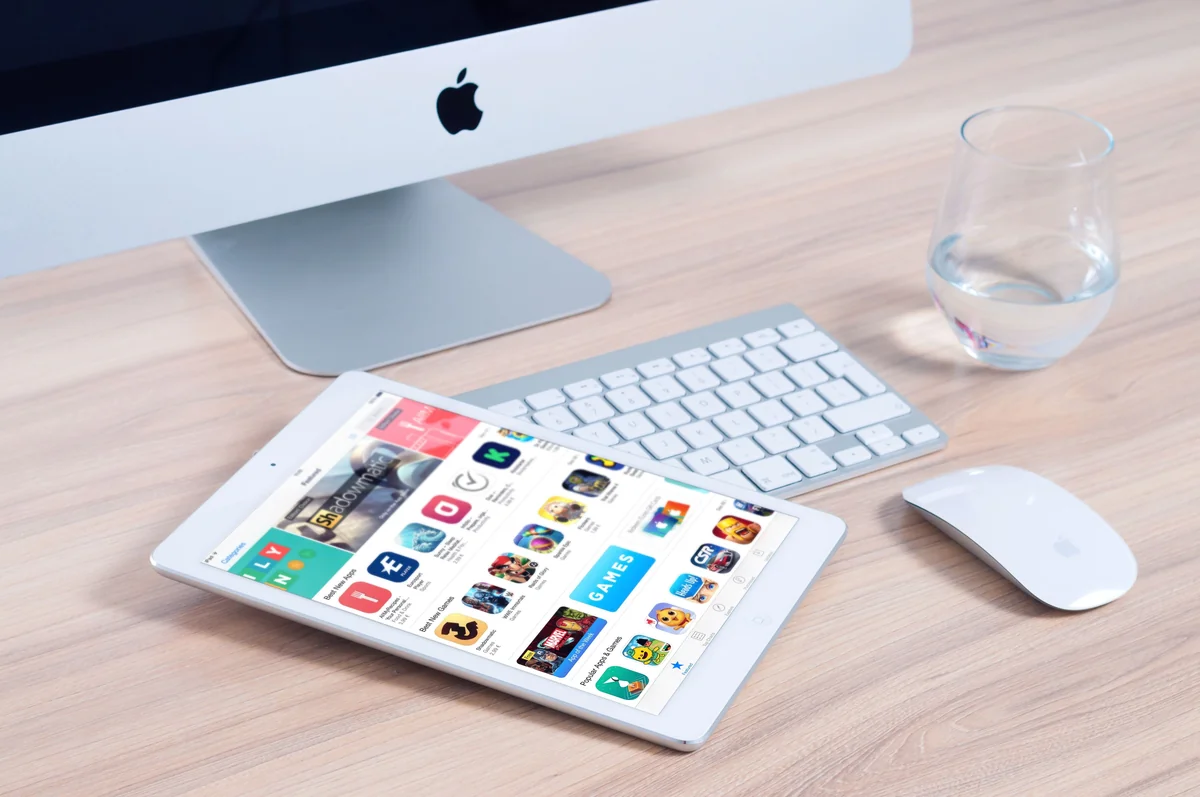Evde bir masada bir iPad'de uygulama kuran kişi