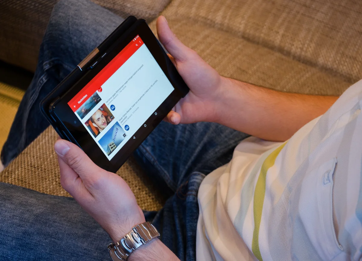 Bir tablet tutan eller video oynatıyor