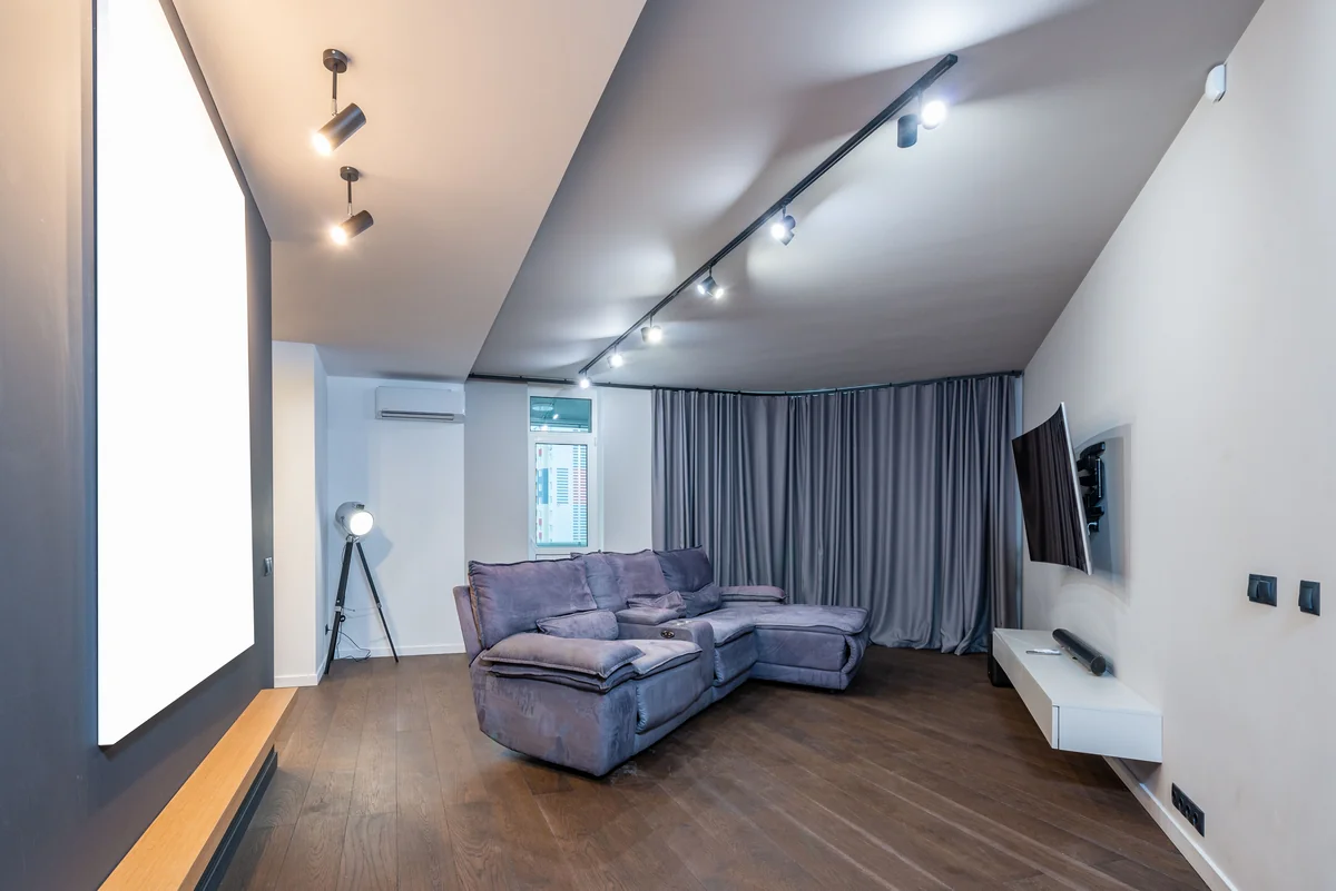 Televisie gemonteerd in een moderne woonkamer, het soort scherm waarnaar een iPhone video kan casten