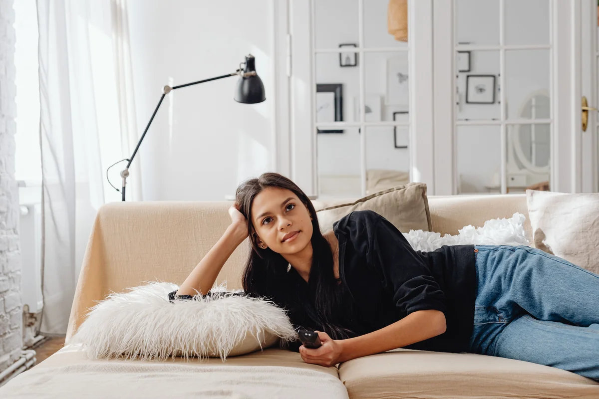 Smart-tv in een woonkamer bediend met een afstandsbediening tijdens videoweergave