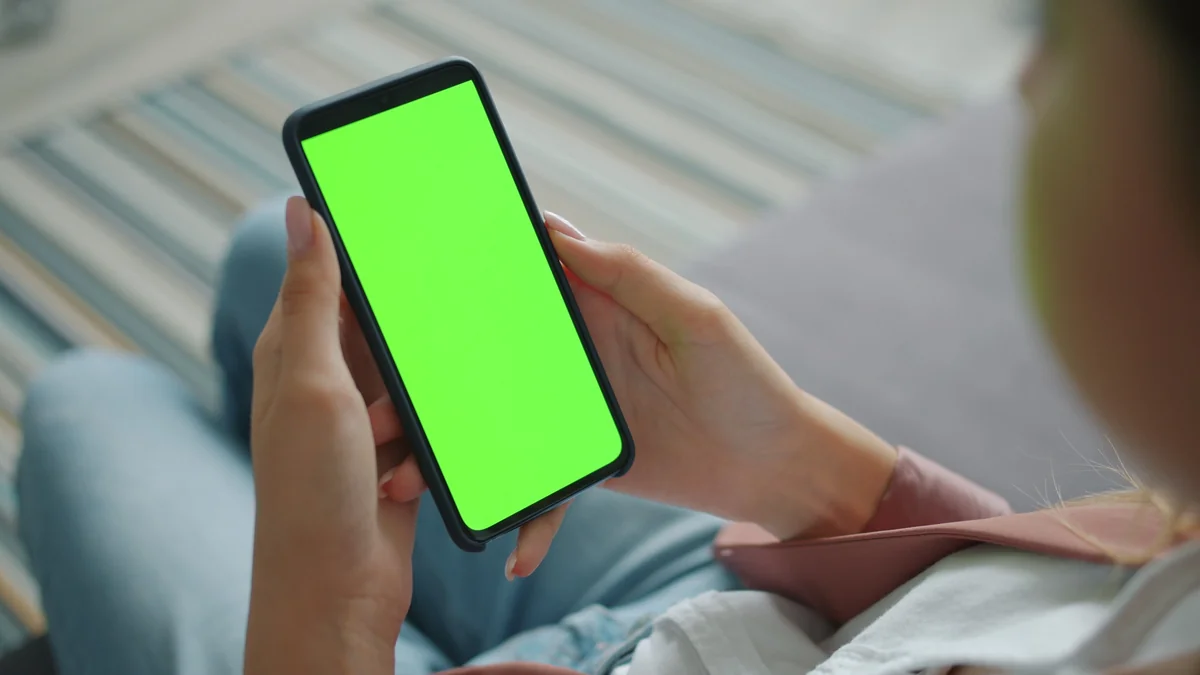 Persoon die een smartphone gebruikt om videocontent te downloaden voor offline afspelen