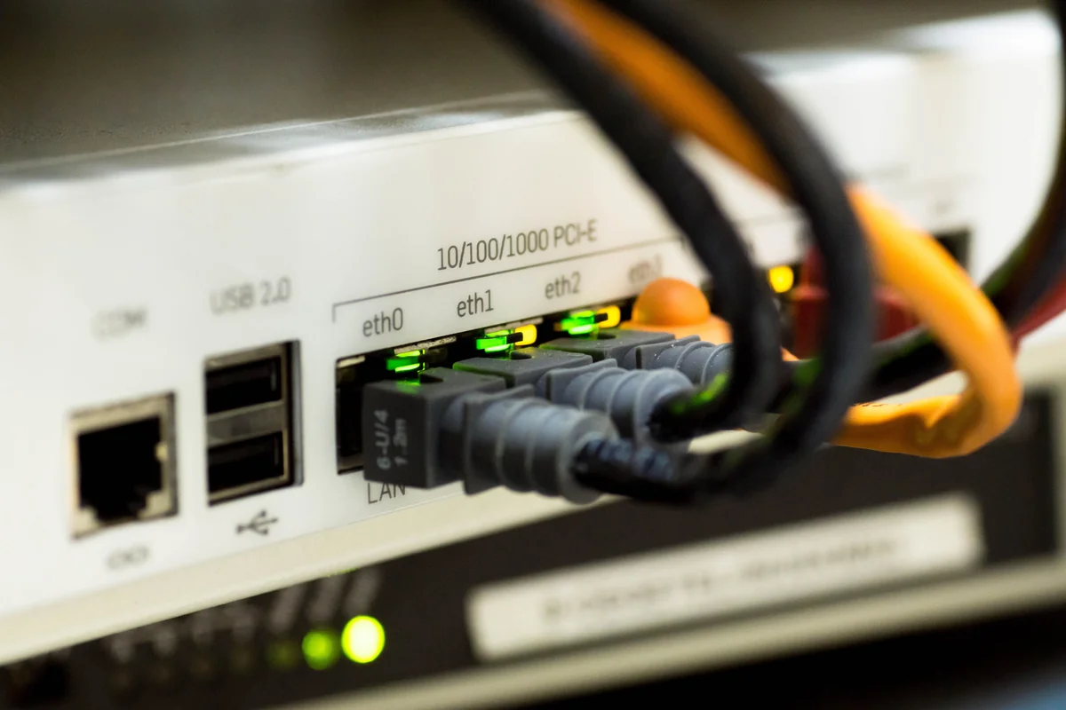 Netwerkrouter en kabels, symbool voor IPTV-bronconfiguratie