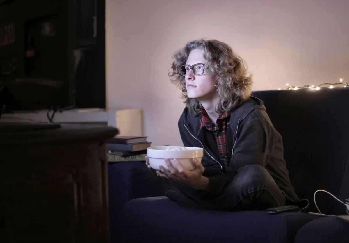 Fernsehbildschirm mit einem Raster aus Filmen und Serien in einer Media-Player-Bibliothek
