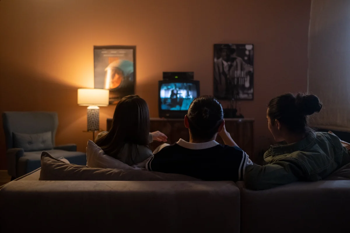 Wohnzimmer-Sofa vor einem Fernseher während eines abendlichen Streaming-Abends