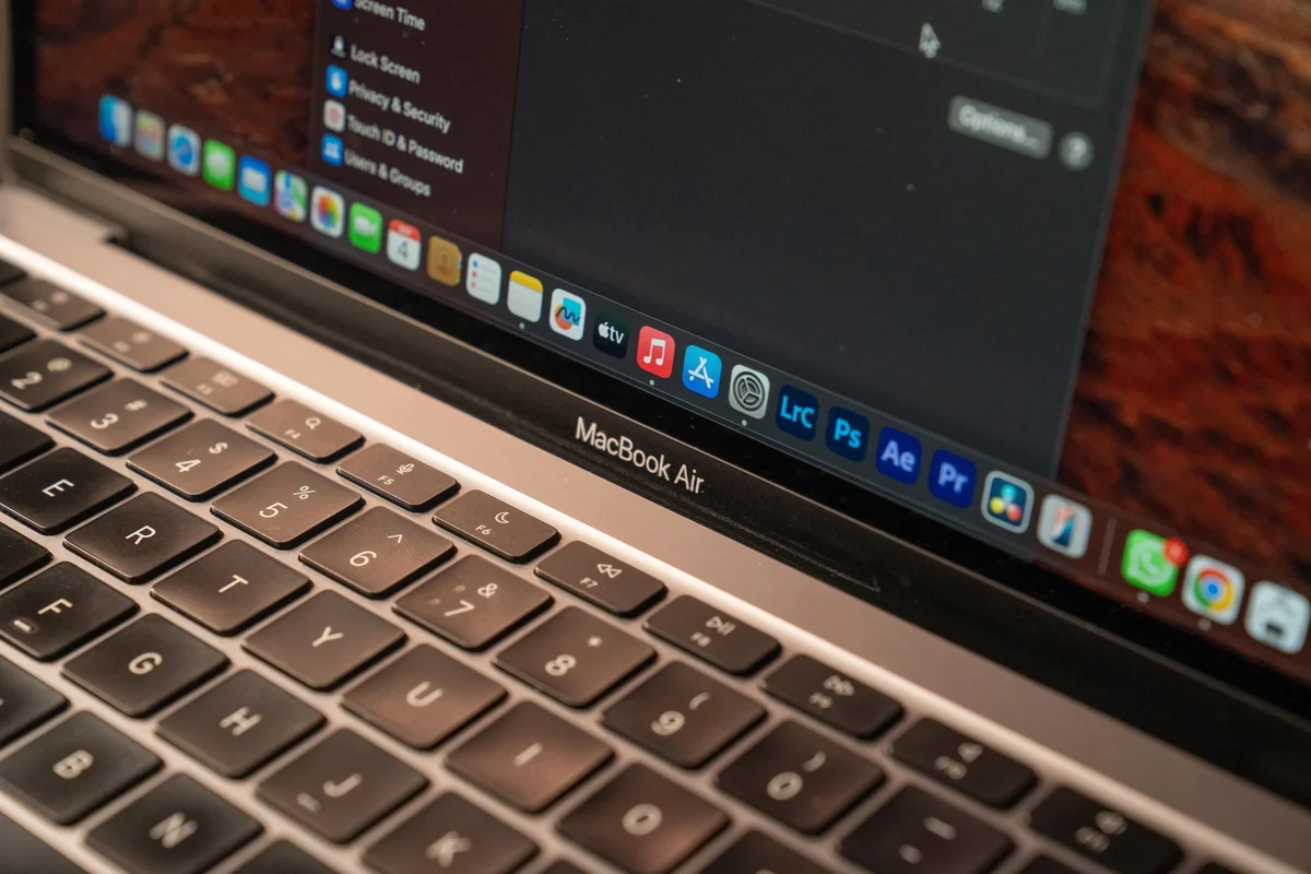 Nahaufnahme eines MacBook-Bildschirms mit einer App-Fensteroberfläche