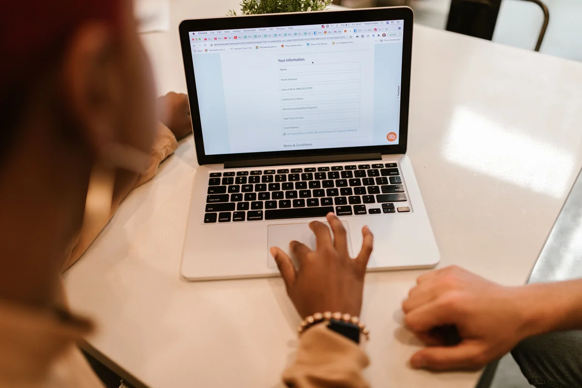 Person gibt eine Serveradresse in ein Login-Formular auf einem Laptop ein