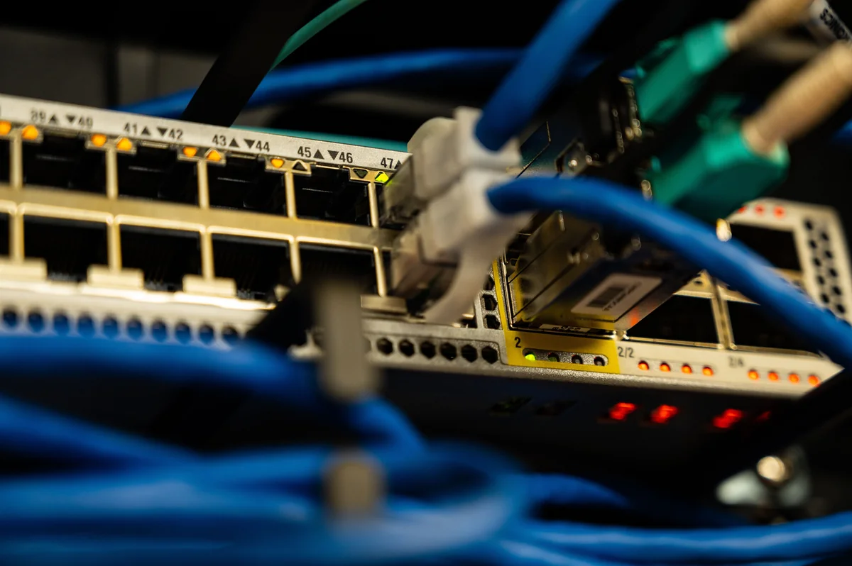 Nahaufnahme eines Netzwerk-Routers und Kabel zur Fehlersuche bei einem Verbindungsproblem