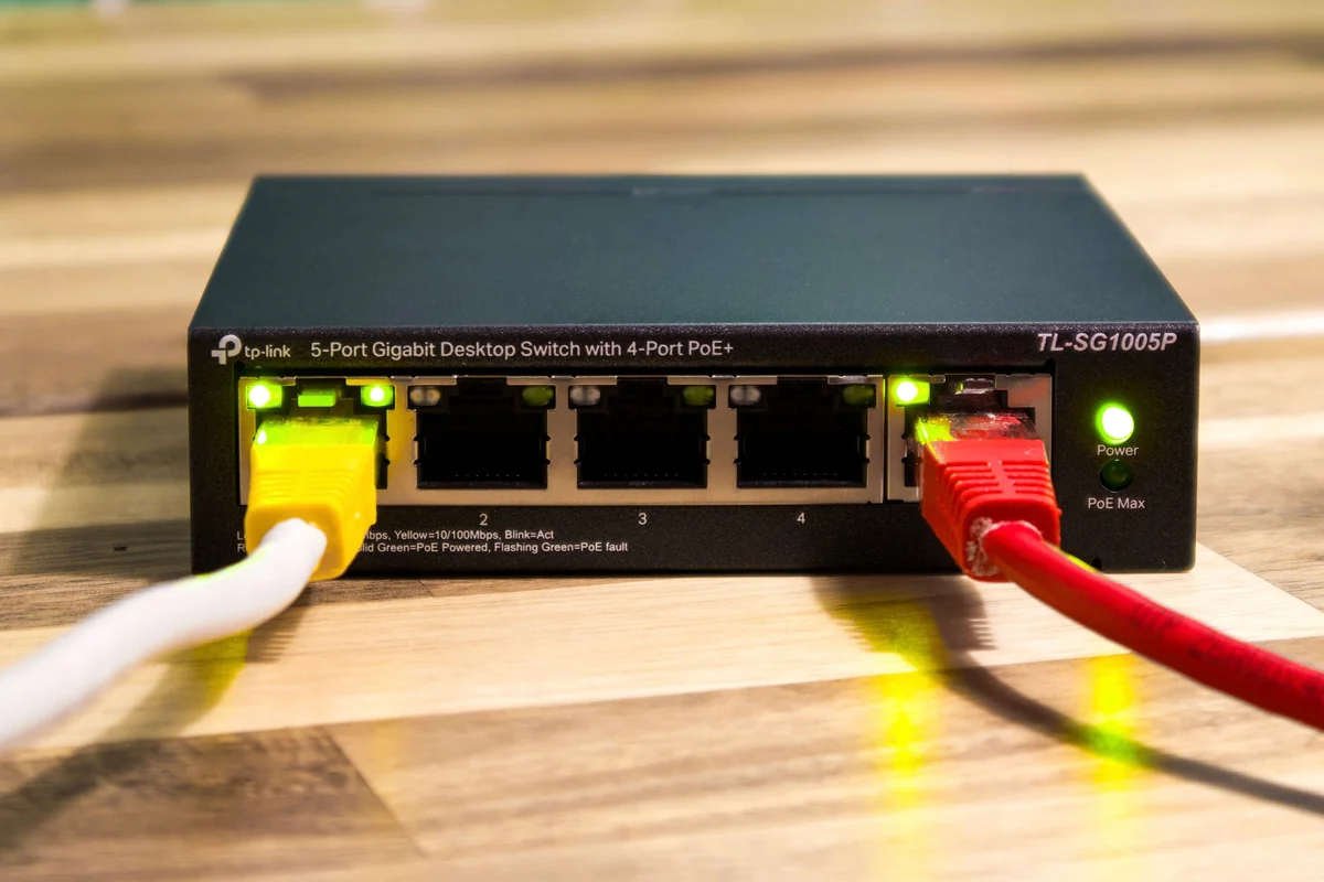 Nahaufnahme eines Netzwerk-Routers zum Verbinden von Streaming-Geräten