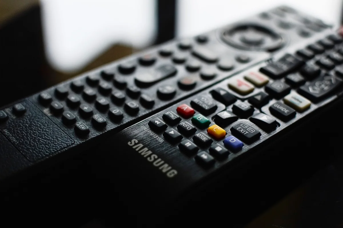 Primer plano del pad direccional y los botones de un mando de televisor