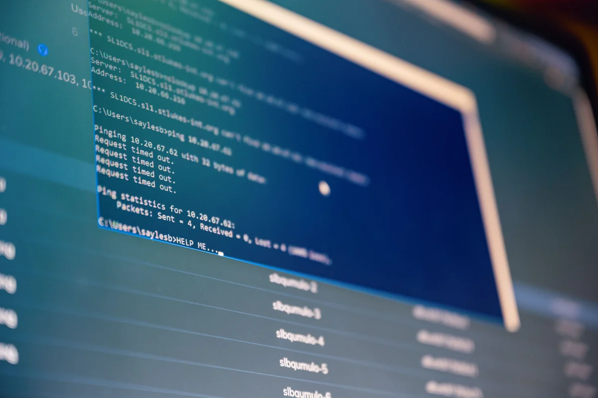Nahaufnahme eines Windows-Kommandozeilenfensters auf einem PC-Bildschirm