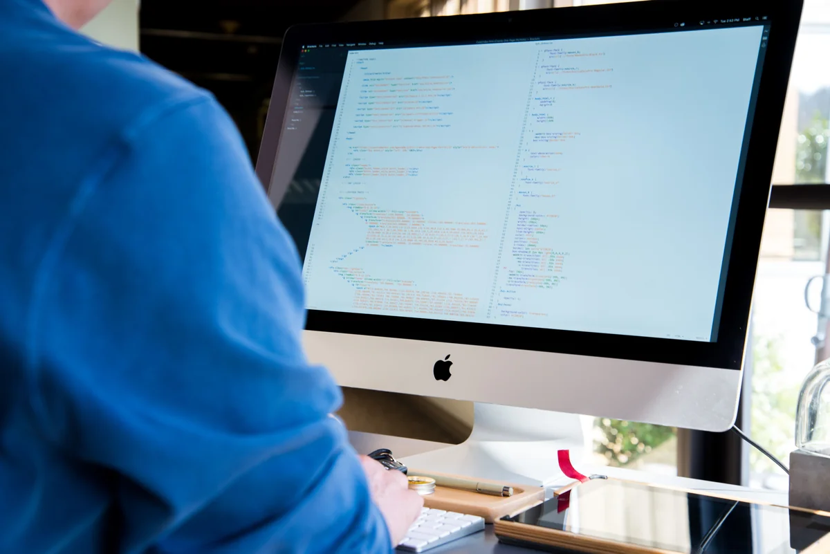 Schermo di computer acceso su una scrivania, a rappresentare il livello software dietro un login Stalker Portal