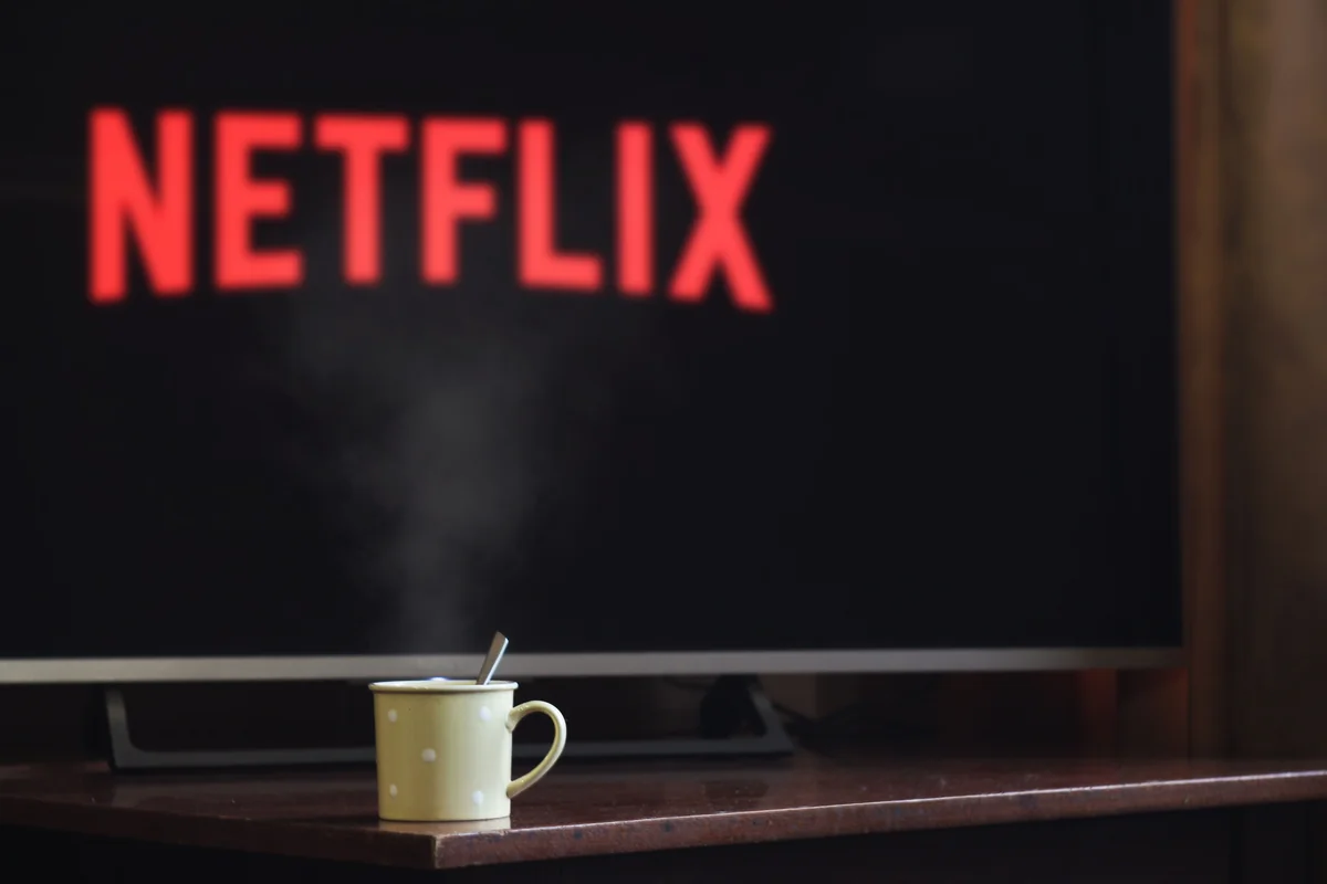 Fernseher für Streaming in einem Wohnzimmer eingerichtet