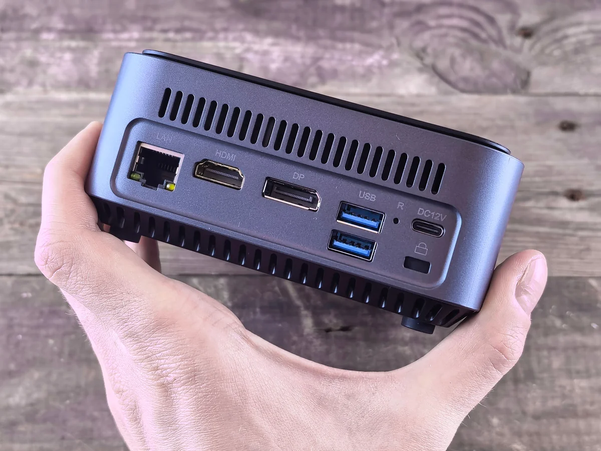Primo piano delle porte HDMI e USB di un dispositivo compatto tenuto in mano