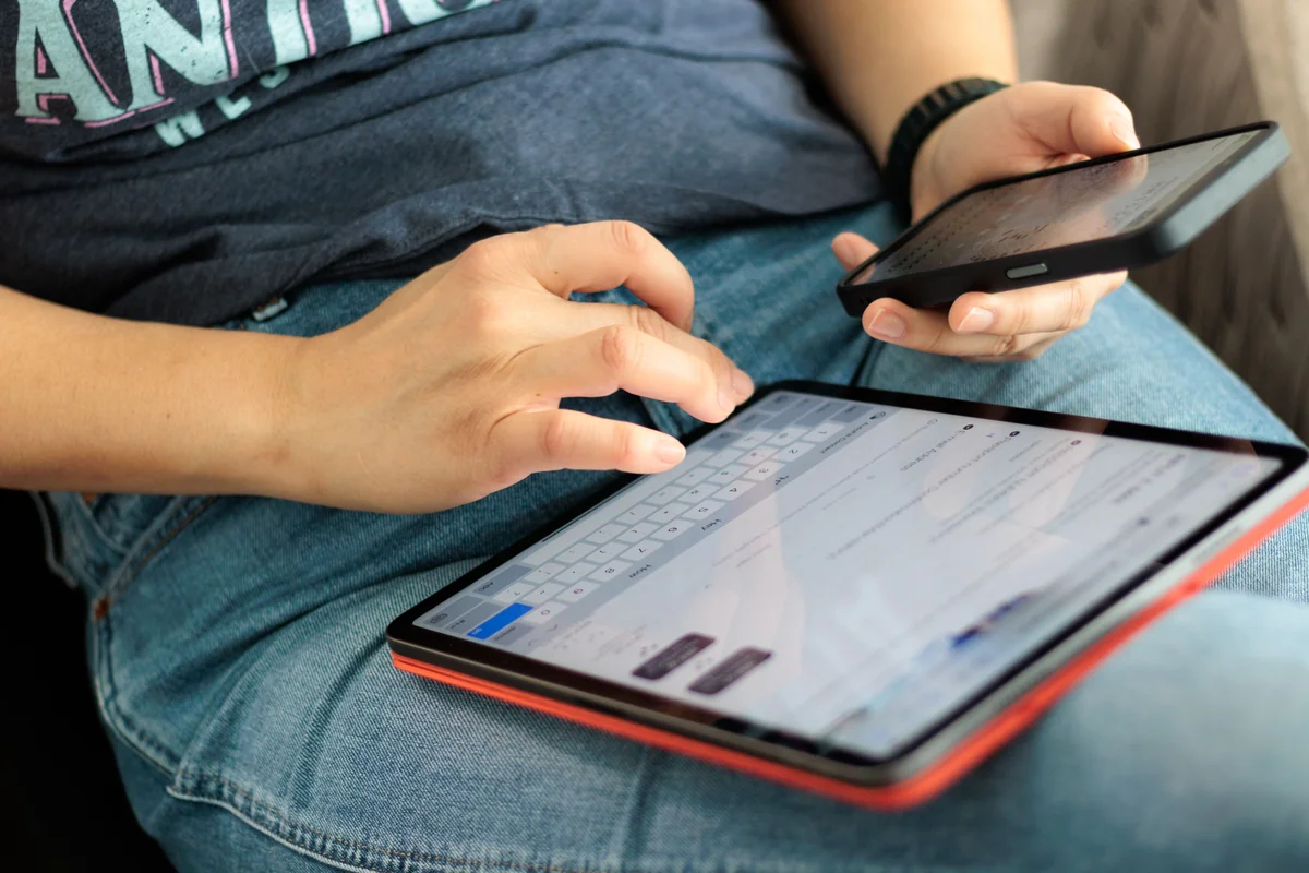 Bir kurulum formuna metin girerken tablet ekranı yakın çekim