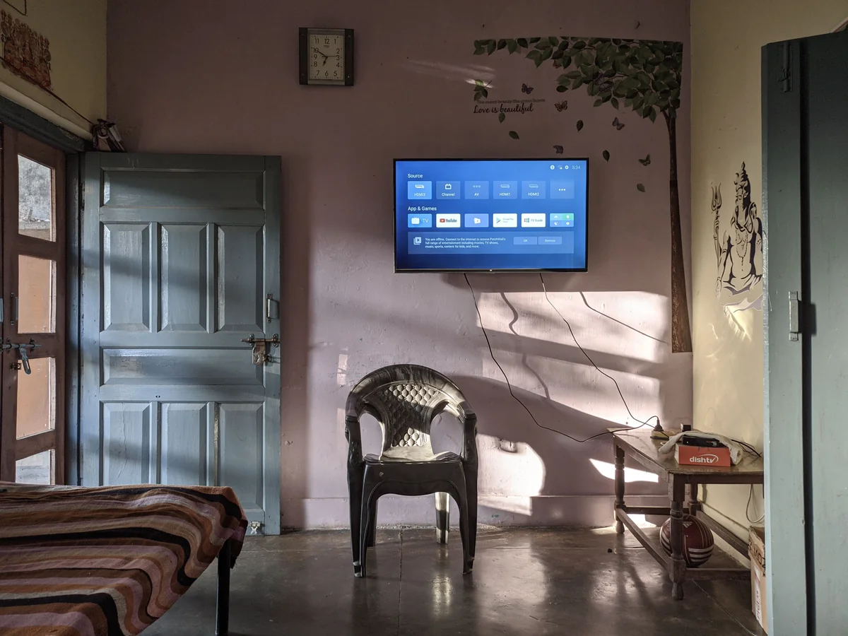 Streaming-Media-Player-Box neben einem Fernseher für das Heimkino