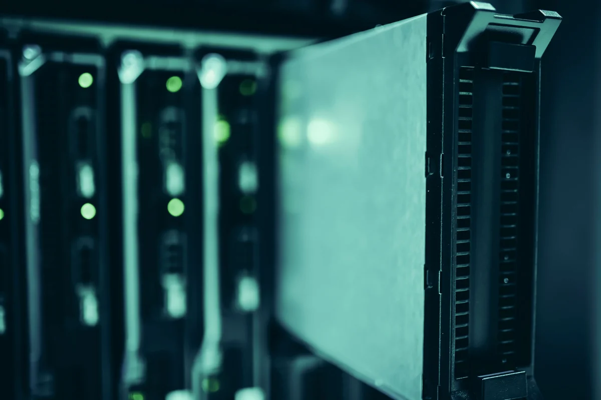 Primo piano di hardware server in un data center, a rappresentare l'infrastruttura dietro un formato di accesso IPTV